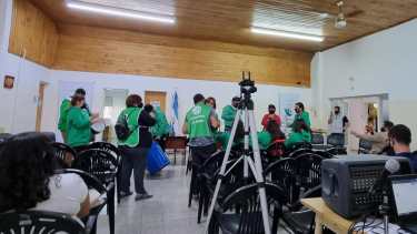 Un grupo de diez personas irrumpió con bombos en el Deliberante, minutos antes del inicio de la sesión. (foto: gentileza)