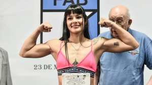 Anahí López arriesga todo en la pelea de fondo en Camioneros