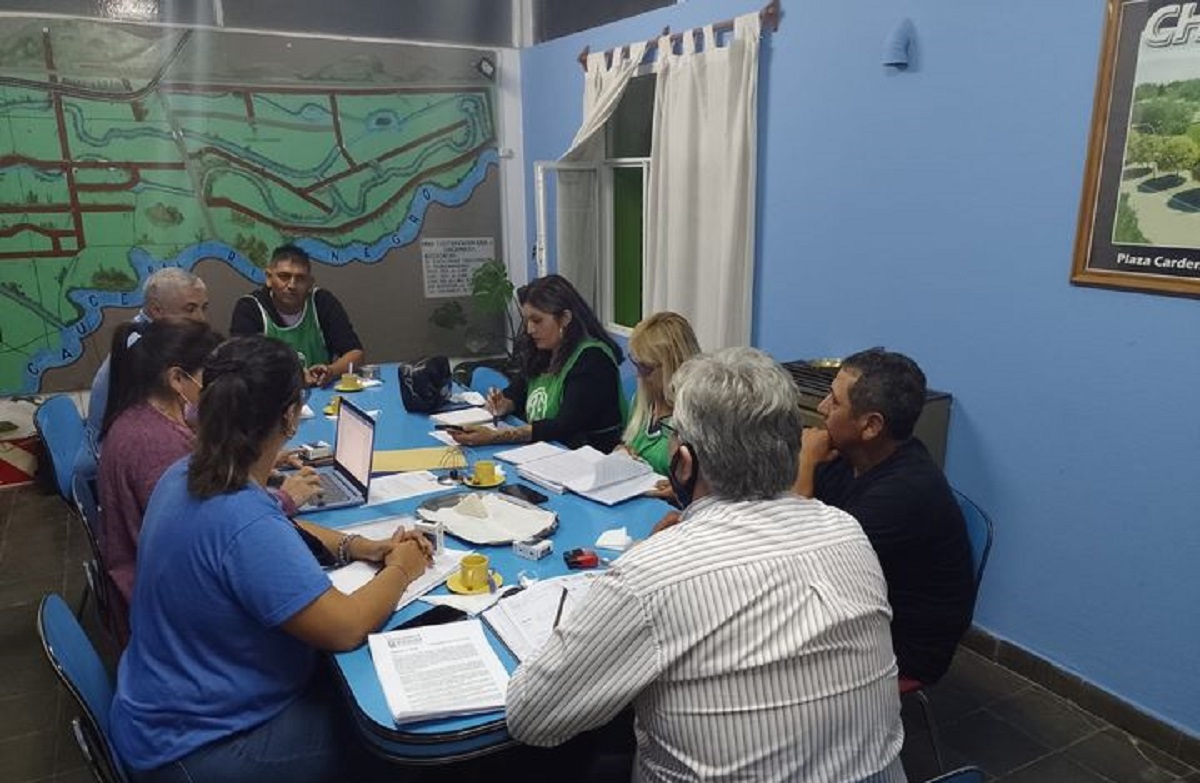 Representantes gremiales y autoridades del municipio de Chichinales se reunieron para evaluar el pase a planta. (Foto gentileza)