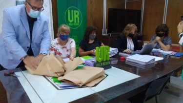 El intendente de Regina, Marcelo Orazi, encabezó la apertura de ofertas para renovar la terminal de colectivos. (Fotos Pablo Accinelli)