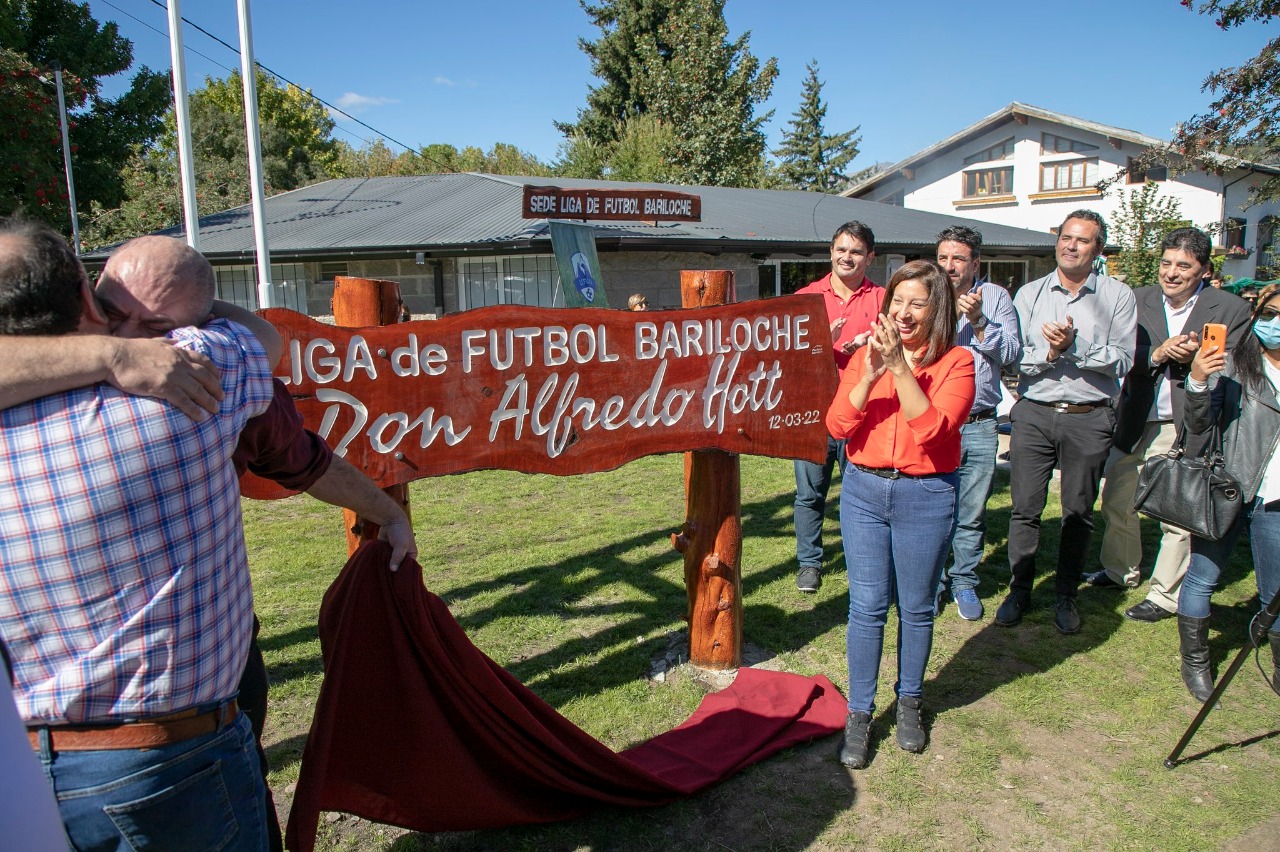 La gobernadora participó ayer de la reinauguración de la Liga de Fútbol de Bariloche. Foto: Gentileza