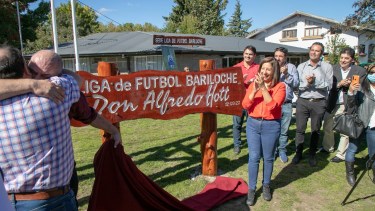 La gobernadora participó ayer de la reinauguración de la Liga de Fútbol de Bariloche. Foto: Gentileza