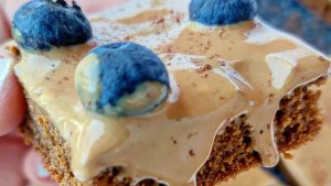 Mates con una rica torta rápida de café y canela