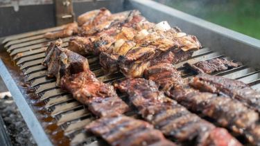 La carne tiene que ser de buena calidad. Fundamental conseguirnos un carnicero amigo, para que nos deje algún buen corte...