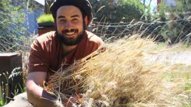 La sonrisa de Atuel junto a su primera cosecha muestra la felicidad por la experiencia. Gentileza