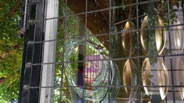 Varios proyectiles disparados impactaron contra la vidriera de un comercio en la zona céntrica de Regina. (Foto gentileza)