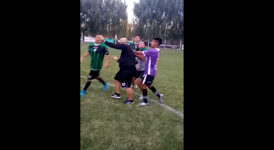 Momento de las agresiones tras el partido entre Cipolletti y 25 de Mayo. Foto: captura de pantalla. 
