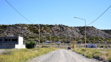 La zona entre la Ruta 7 y el río Neuquén cedió ante la presión inmobiliaria y dejó de lado de las acequias. (Matías Subat)