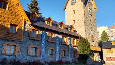En el edifico histórico del Centro Cívico de Bariloche se exhibieron gigantografías con las palabras Memoria, Verdad y Justicia. 