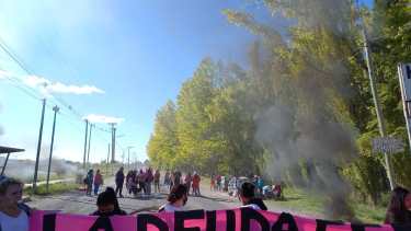 Corte de Ruta Provincial 65 a la altura de Allen este jueves. Foto: gentileza