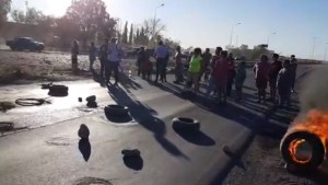 Vecinos de Centenario cortaron la Ruta 7 en la rotonda de Zanon en reclamo de agua potable