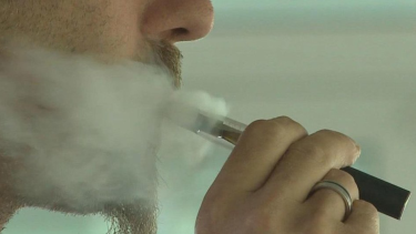 Las empresas venden los cigarrillos electrónicos para capturar a los niños y adolescentes como consumidores. Les ponen aromas atractivos y los promocionan con afirmaciones engañosas.