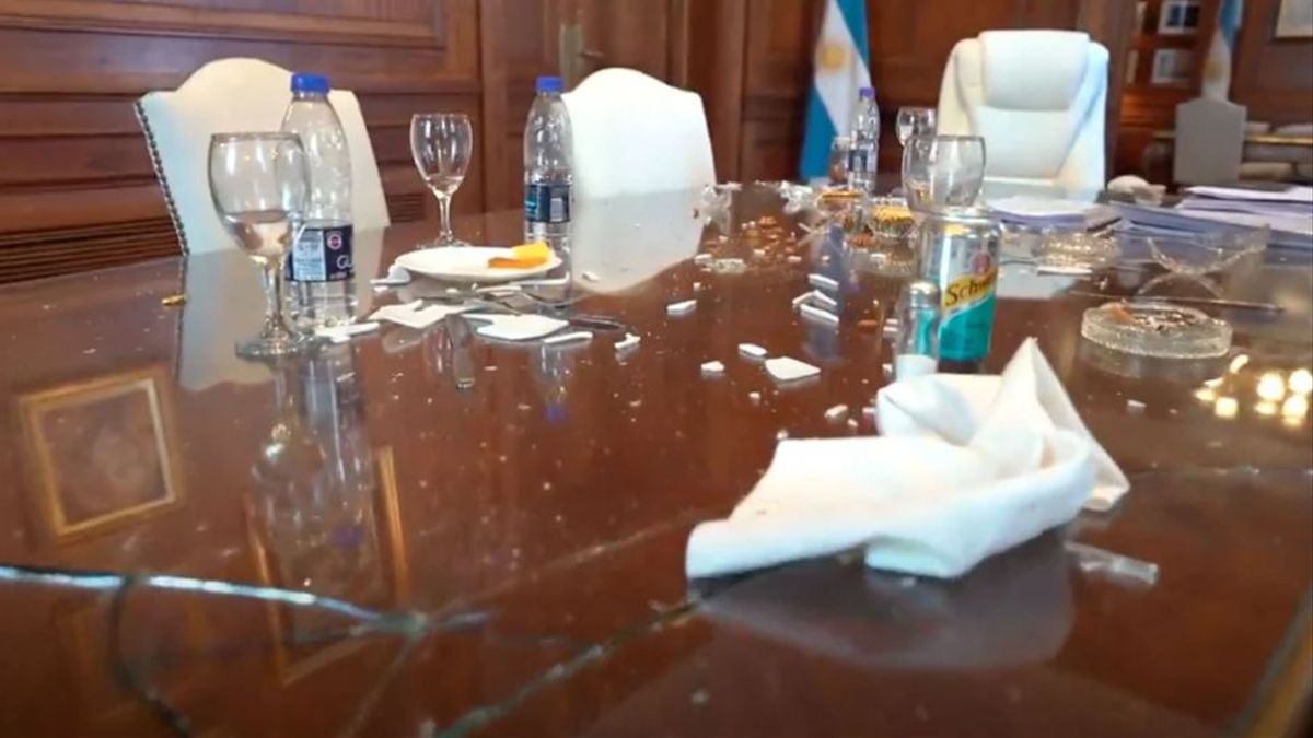 Así quedó el escritorio de la vicepresidenta Cristina Kirchner tras los destrozos la semana pasada. 