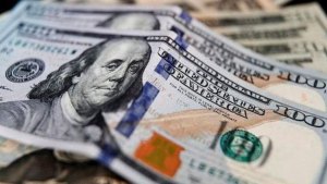 El dólar blue retrocedió un peso y cerró a $203