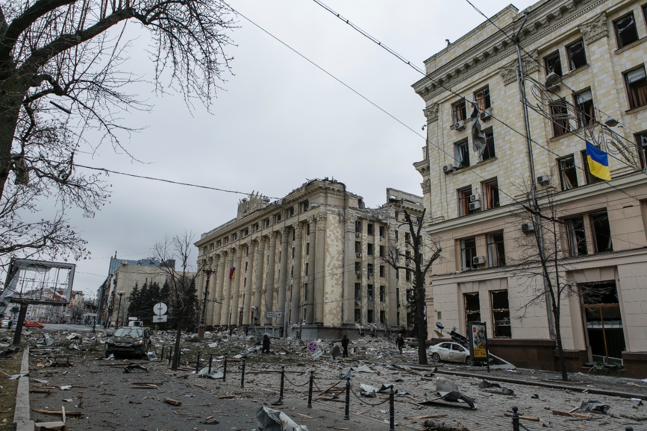 Una vista de la plaza central tras el bombardeo del edificio del Ayuntamiento en Járkov. 