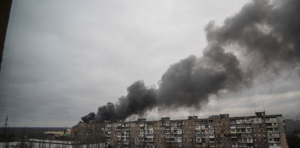 El humo se eleva tras los bomardeos en Mariupol. Foto AP. 