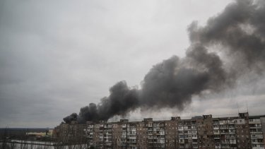 El humo se eleva tras los bomardeos en Mariupol. Foto AP. 