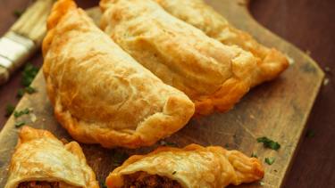 Cocinero de Chos Malal compite este sábado por cocinar la mejor empanada de Argentina