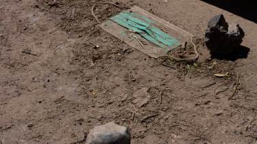 Barbijos abandonados en la calle. Foto: Emiliano Ortiz