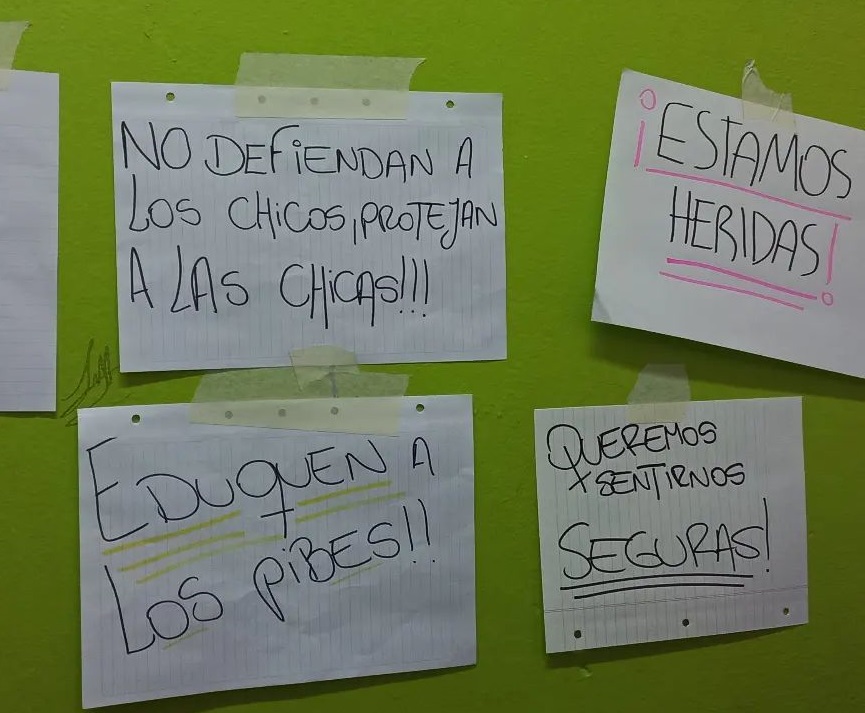 Las estudiantes pegaron carteles en secundarios de San Martín de los Andes para denunciar lo que ocurría. (Publicación de Instagram).-