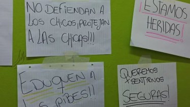 Las estudiantes pegaron carteles en secundarios de San Martín de los Andes para denunciar lo que ocurría. (Publicación de Instagram).-