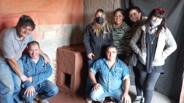 La Dirección de Juventudes construye estufas rusas en los barrios populares. Foto: Gentileza. 