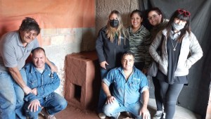 Construyen estufas rusas para las familias de los barrios populares de Cipolletti
