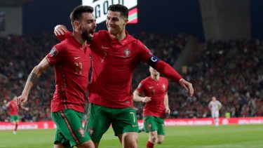 Bruno Fernandes hizo los dos de Portugal.