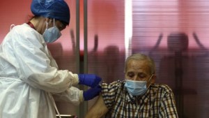 Francia ofrecerá una cuarta dosis de la vacuna anticovid a mayores de 80 años