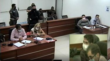 El imputado, en la ventana inferior, durante la audiencia de formulación de cargos. (Captura)