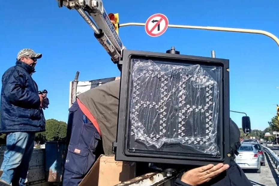 El municipio de Regina instaló siete relojes decrementadores en cruces semaforizados. (Foto gentileza)
