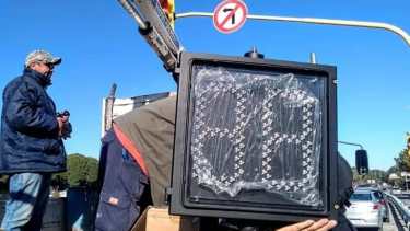 El municipio de Regina instaló siete relojes decrementadores en cruces semaforizados. (Foto gentileza)