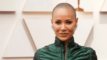Jada Pinkett acudió a la ceremonia de los Oscar con la cabeza completamente rapada.
