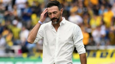 Cristian González dejó de ser DT de Rosario Central después de perder ante Newell's. 