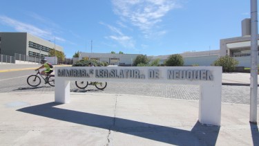 El cartel de la honorable Legislatura de Neuquén luce con algunos daños por el vandalismo y la falta de mantenimiento. (Oscar Livera) 