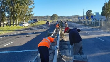 Vialidad Nacional inició un plan de limpieza del tramo de la Ruta 22 entre Chichinales y Regina. (Foto gentileza)