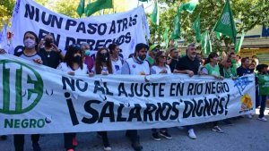 Conflicto en Río Negro: Sin fecha de paritarias, Gobierno y gremios tienen reuniones previas