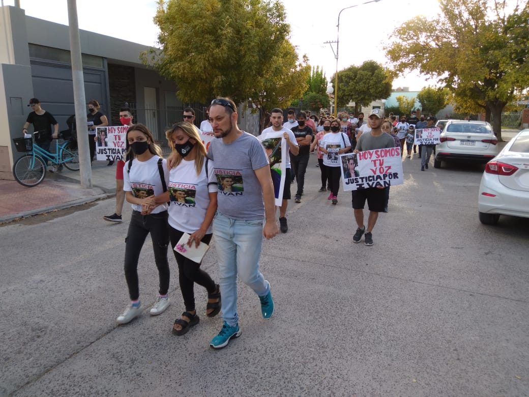 Padres y amigos de Iván Gerle marcharon para pedir justicia por el joven asesinado en Regina. (Foto Pablo Accinelli)