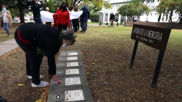 El Jardín de la Memoria recuerda a los desaparecidos de la capital provincial. Foto: Marcelo Ochoa.