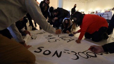 Durante el acto se realizó una intervención en un pañuelo blanco de grandes dimensiones. Foto: Marcelo Ochoa.