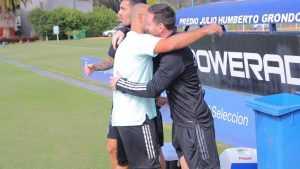 El emotivo reencuentro de Messi con Mascherano en la práctica de la sub 20