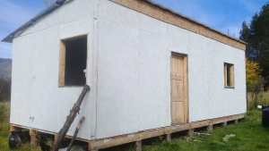 Las casas para los afectados de los incendios en la Comarca Andina son precarias