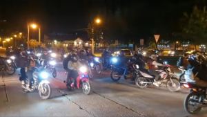 Motociclistas de Neuquén realizaron una caravana en el centro en forma de protesta
