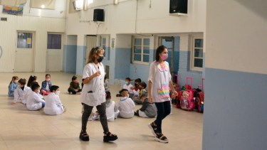 Docentes hoy en el primer día de clases en Río Negro. Para el martes, las trabajadoras están desobligadas de sus tareas en el Estado provincial por el Día de la Mujer. Foto: Marcelo Ochoa. 
