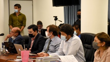 Los defensores y detrás los imputados en el femicidio de Agostina, en la audiencia de la semana pasada. (Archivo/Matías Subat)