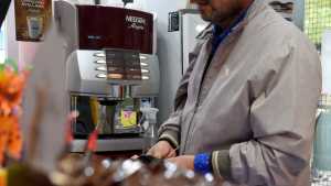 Aumento y bono a empleados de comercio: en cuántas cuotas se pagará