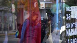 Los empleados de comercio seguirán usando el barbijo en Neuquén