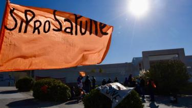 Siprosapune comenzó hoy un paro por 48 horas y protestó en la Legislatura. (Foto Matías Subat).-