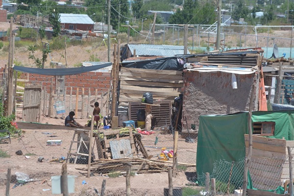 Hay 27.476 hogares pobres en el conglomerado urbano de Neuquén y Plottier (Yamil Regules)