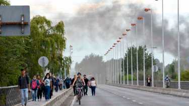 El corte se mantenía sobre el puente y sobre el ingreso a la Ruta 151. (Foto Matías Subat).-